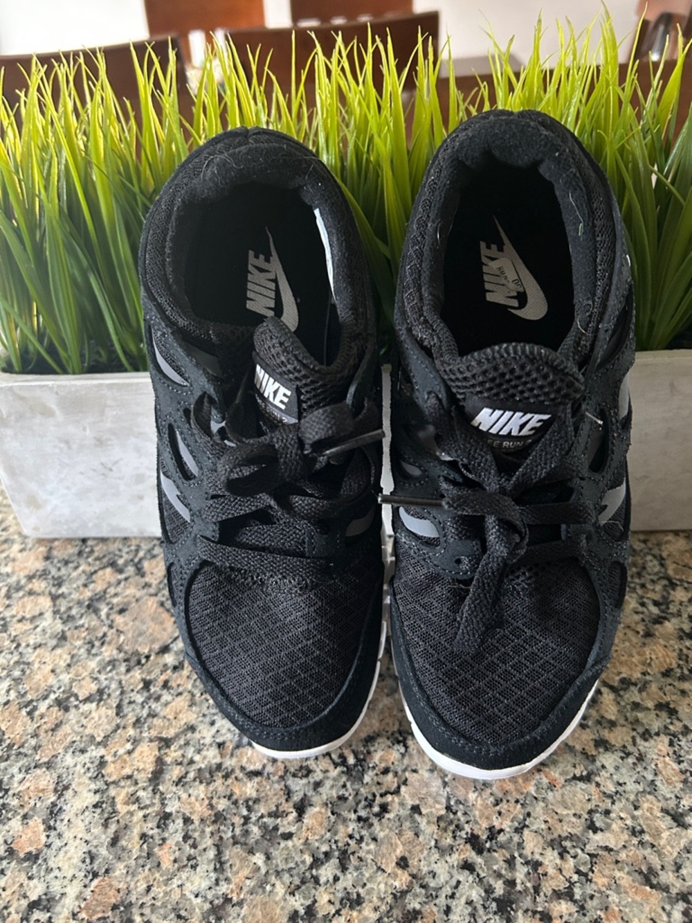 Nike Free Run 2 Women's Black Sneakers with White Soles - Picture 4 of 9